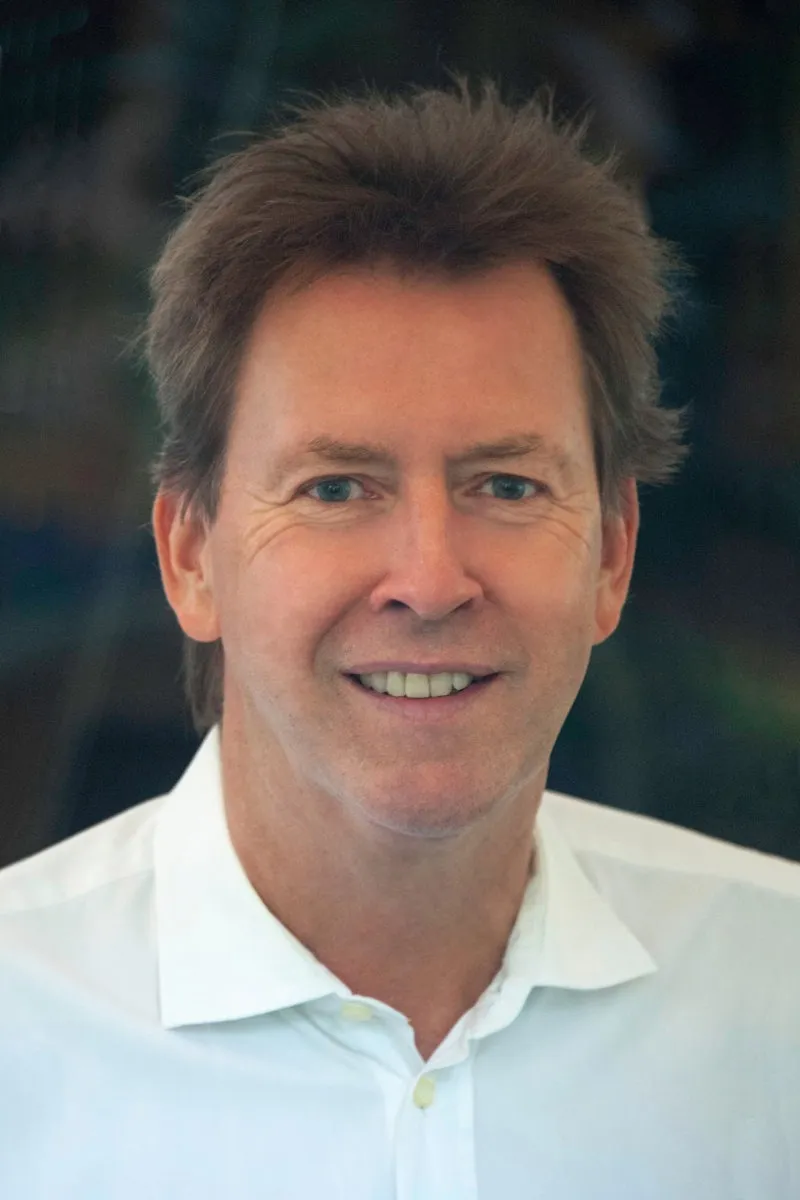Moderator Lou Richter, Porträt in weißem Hemd