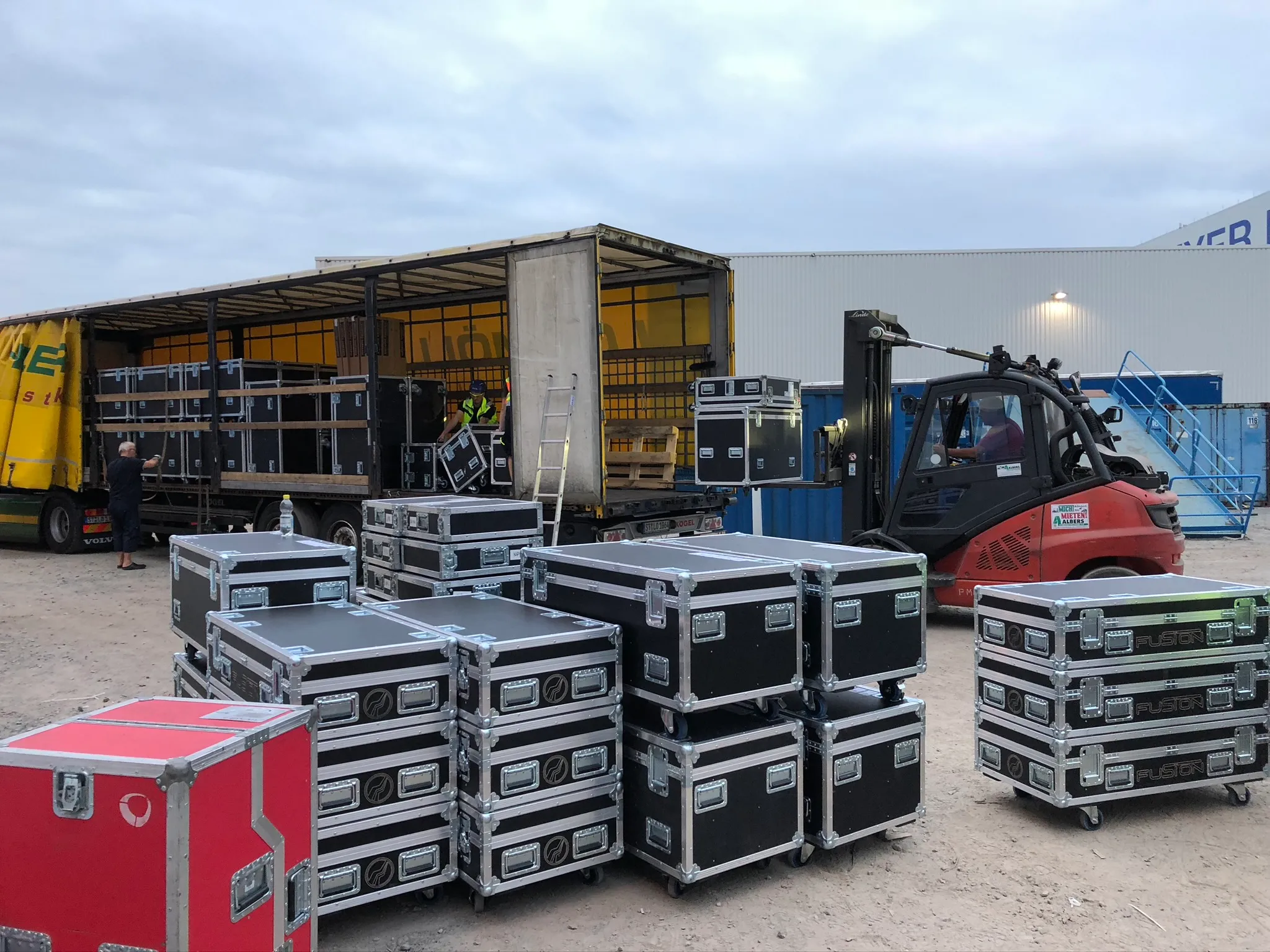 Flightcases und Gabelstapler bei der Anlieferung der Showtechnik vor einer Werfthalle
