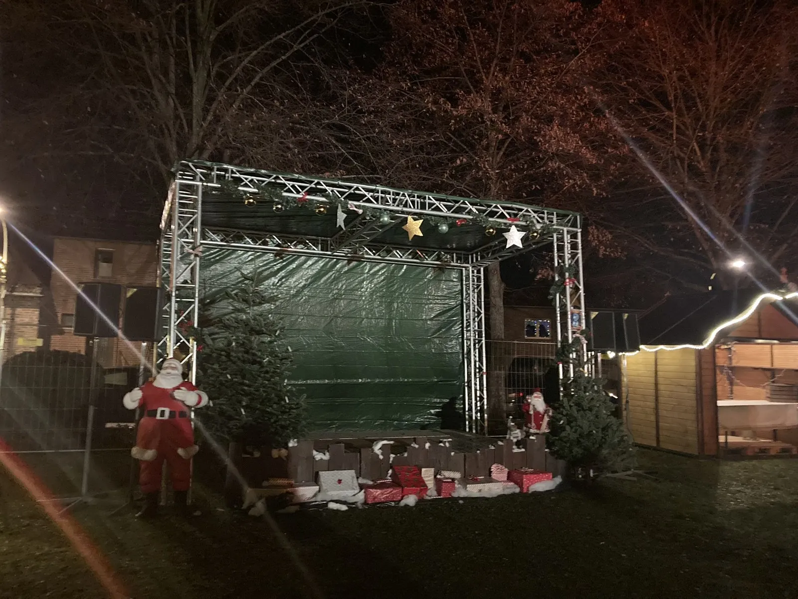 Überdachte Weihnachtsmarkt-Bühne – wetterfest und stimmungsvoll durch die Adventszeit.