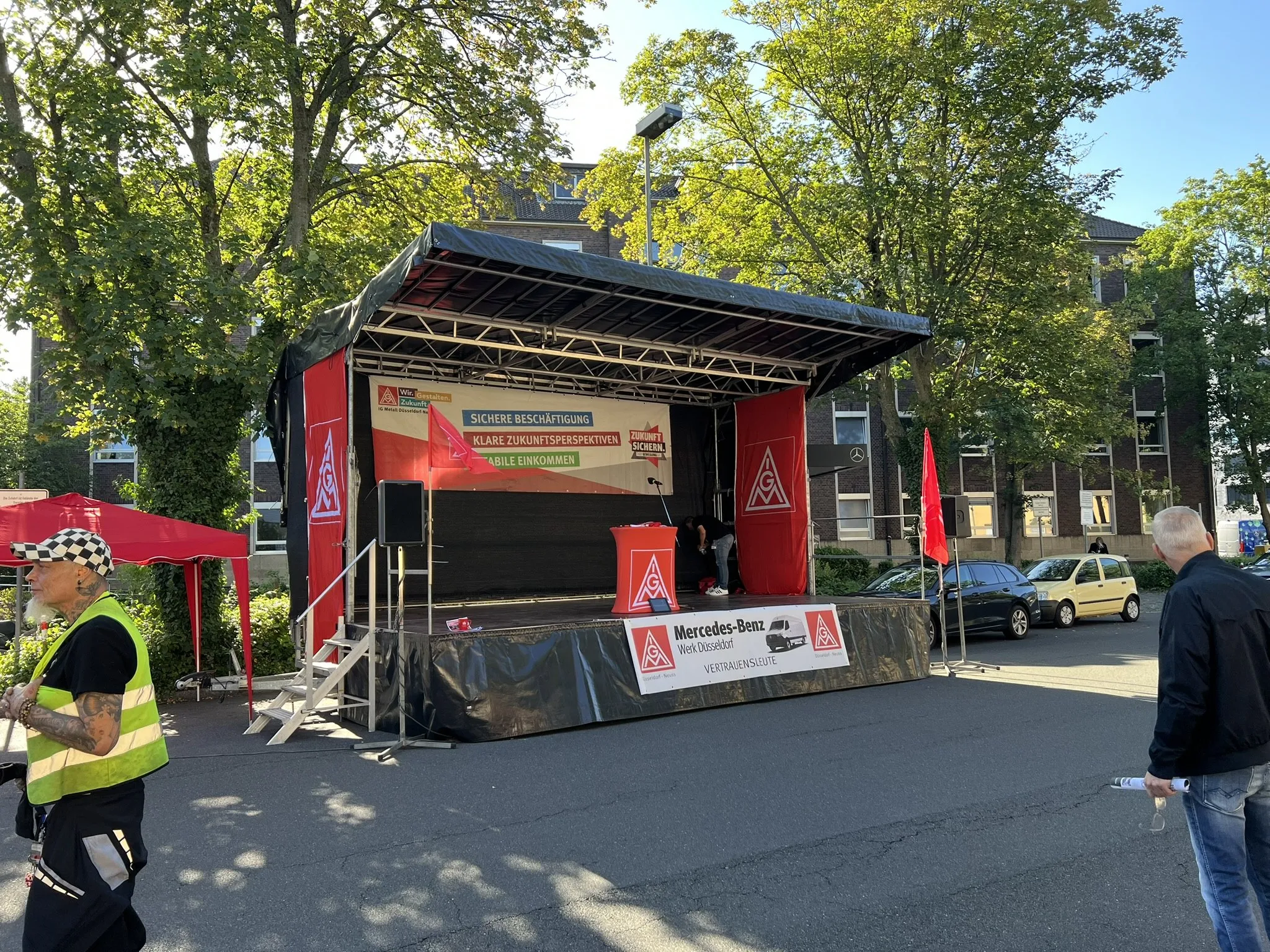 Mobile Bühne von Metronome bei einer IG-Metall-Kundgebung vor dem Mercedes-Benz-Werk Düsseldorf
