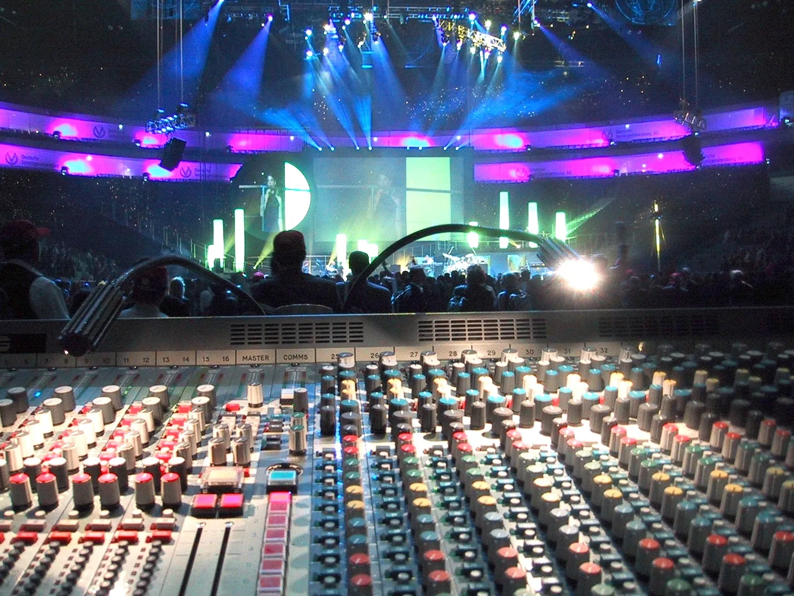 FOH-Mischpult mit Blick in eine ausverkaufte Arena