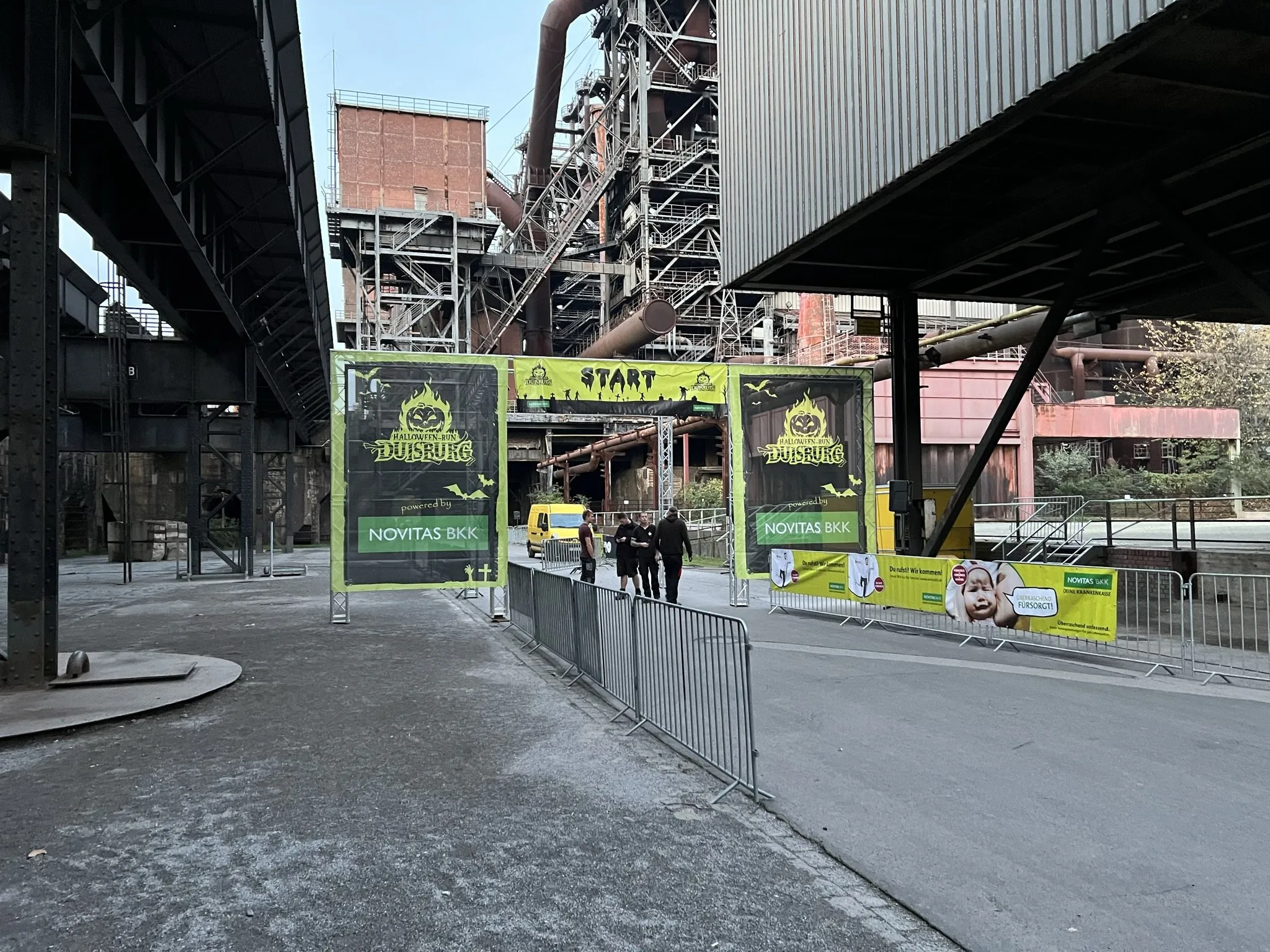 Start-Tore des Halloween-Run vor den Hochöfen des Landschaftsparks Duisburg-Nord
