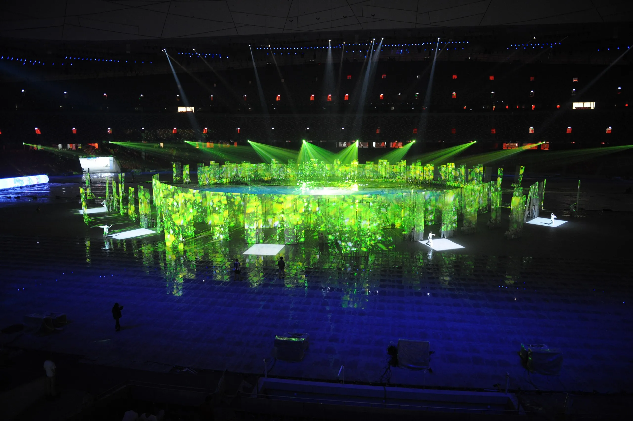 Grüne LED-Säulen-Installation mit Laser-Fächern bei der Eröffnungsfeier der Olympischen Spiele Peking 2008