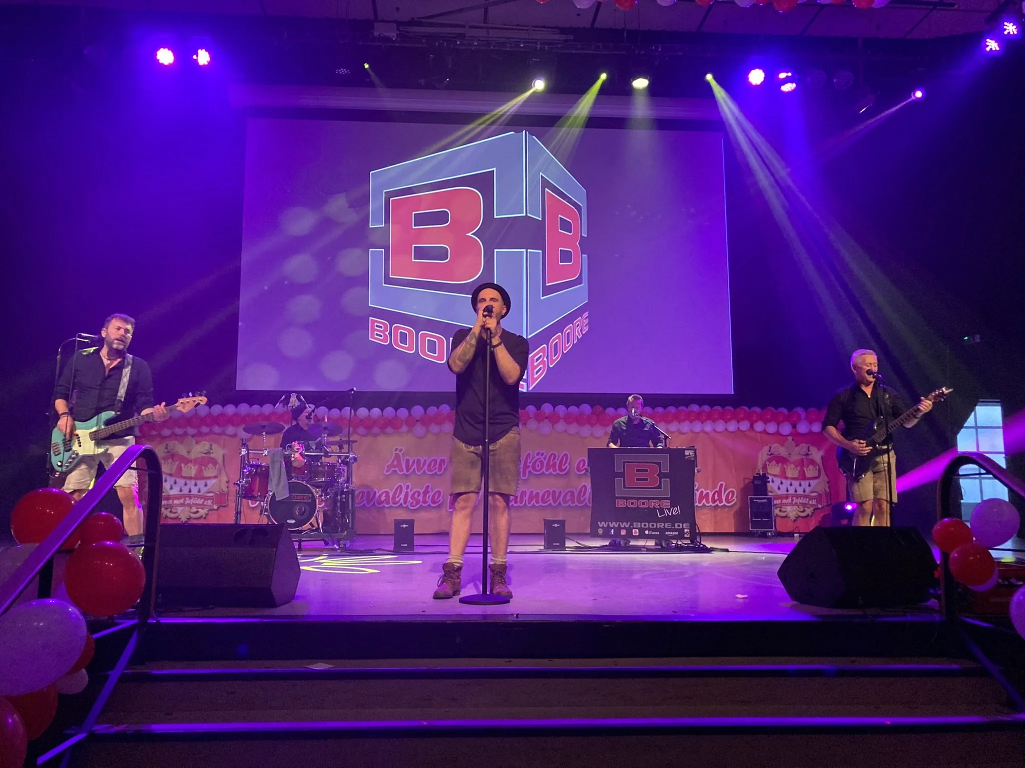 Bühne und Saal bei der „11 em 11“-Fastelovendsparty im Sartory Köln