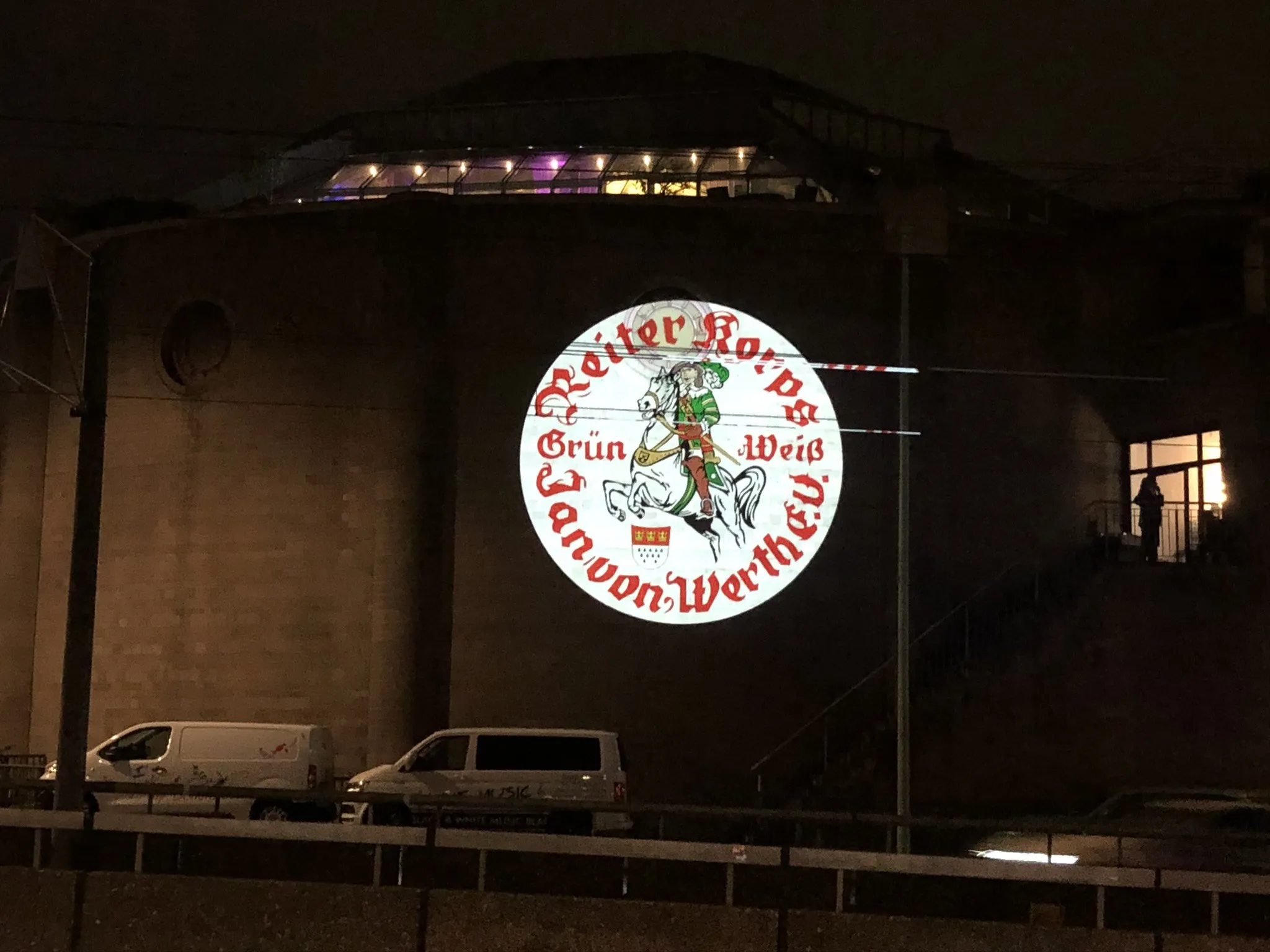 Nächtliche Guerilla-Projektion: das Logo des Reiter-Korps Jan von Werth an eine Kölner Hauswand geworfen