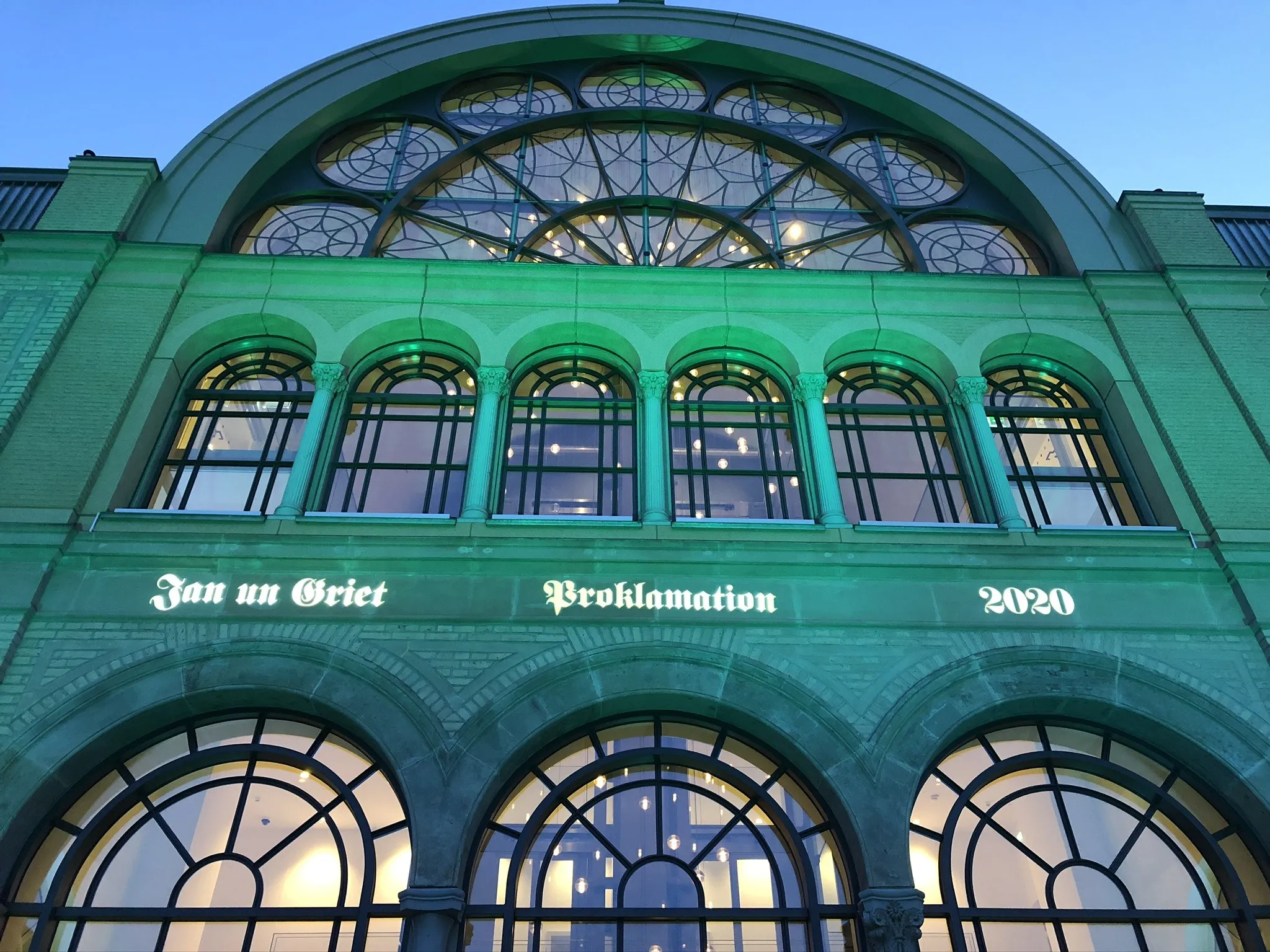 Die Flora Köln, grün angestrahlt, mit der Projektion „Jan un Griet – Proklamation 2020“ an der Fassade