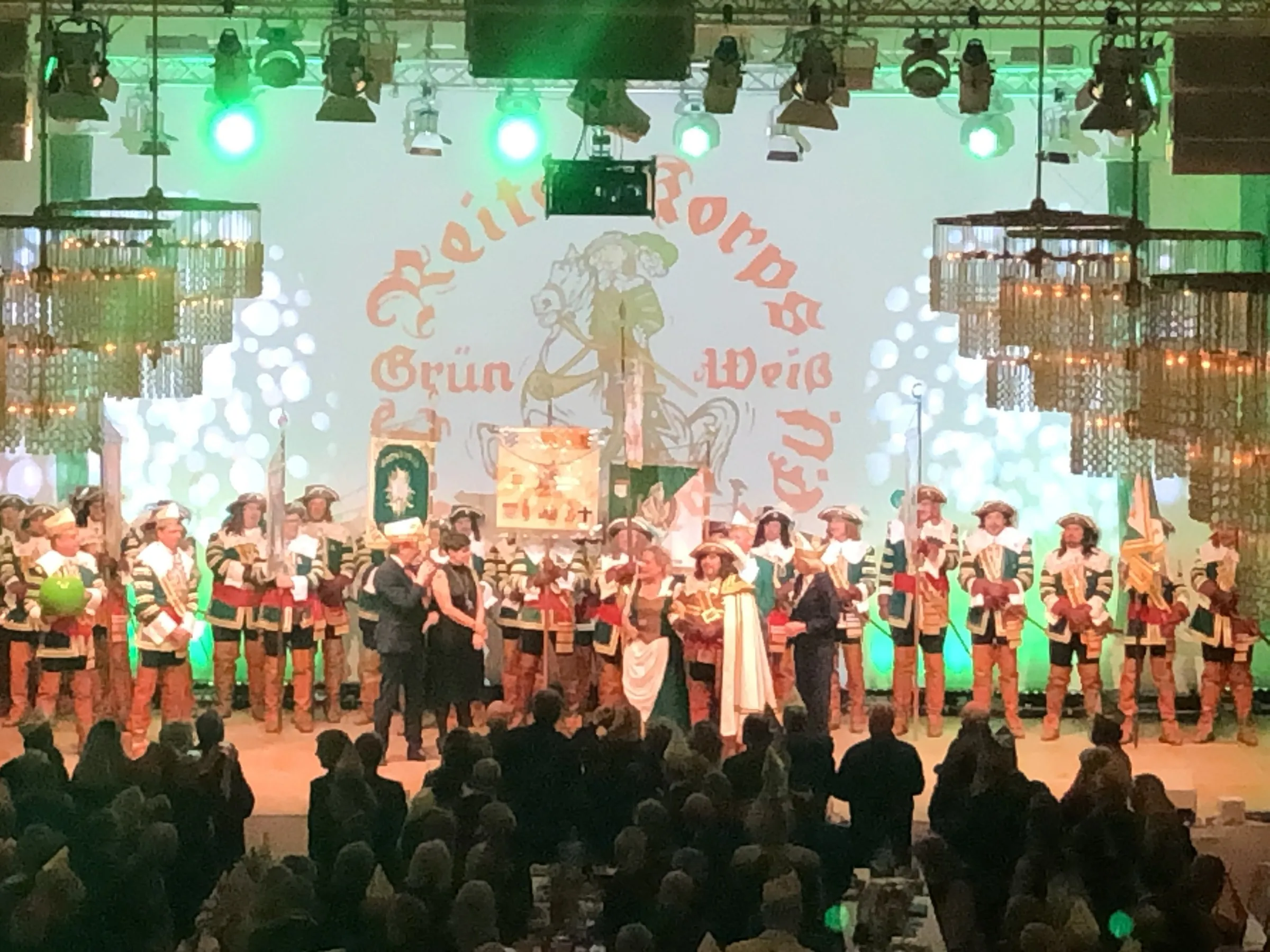 Das Reiter-Korps Grün-Weiß Jan von Werth auf der Bühne mit dem Dreigestirn, grünes Bühnenlicht