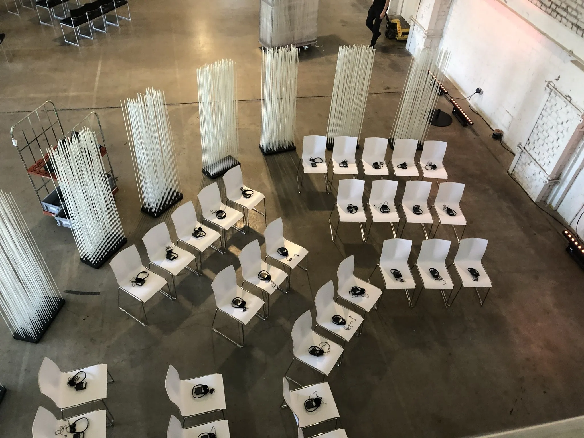 Konferenzbühne mit Präsentationstechnik