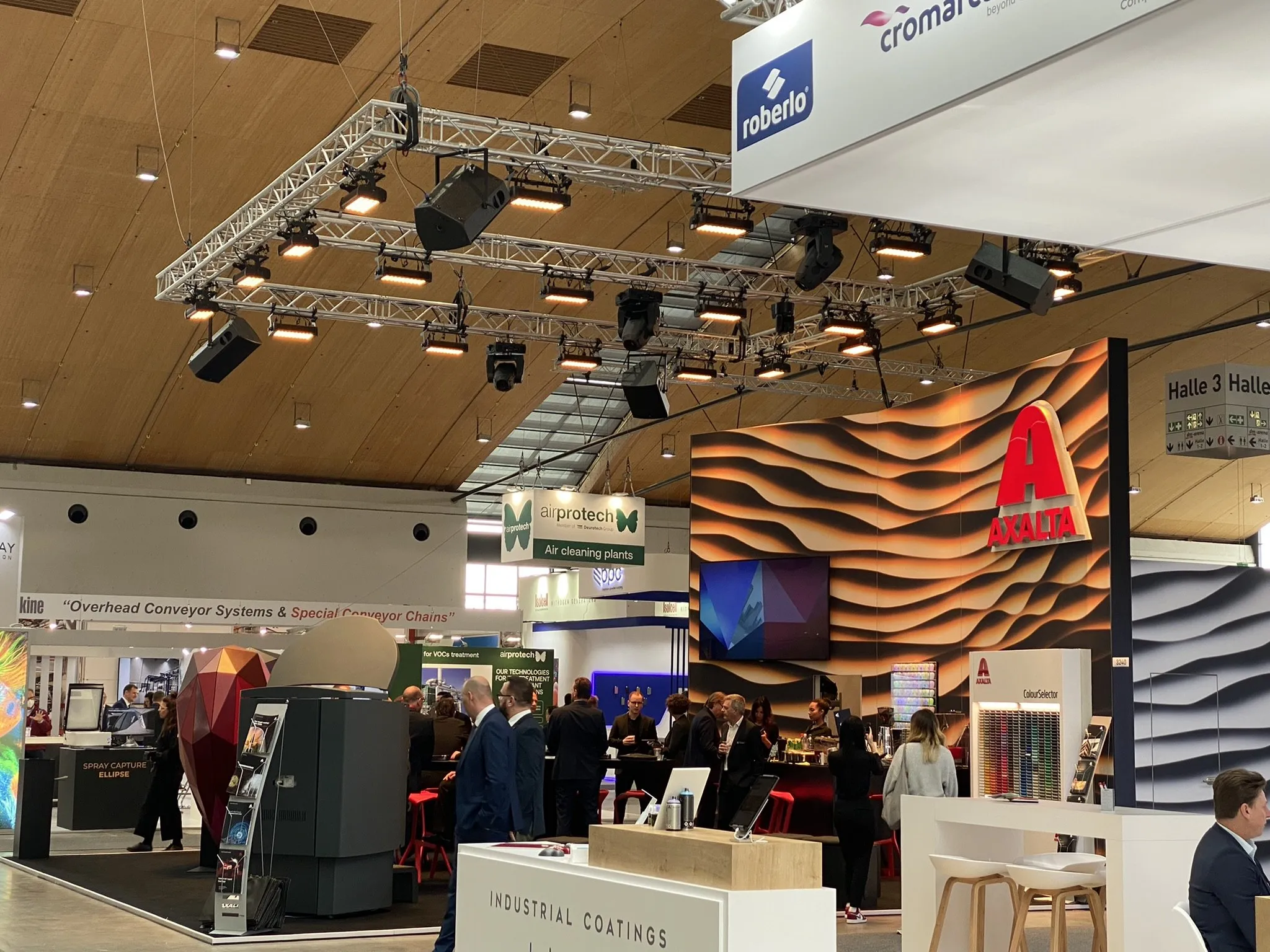 Messestand für Axalta auf der Farben- und Lackmesse in Nürnberg – geschwungene, beleuchtete Wellen-Wand
