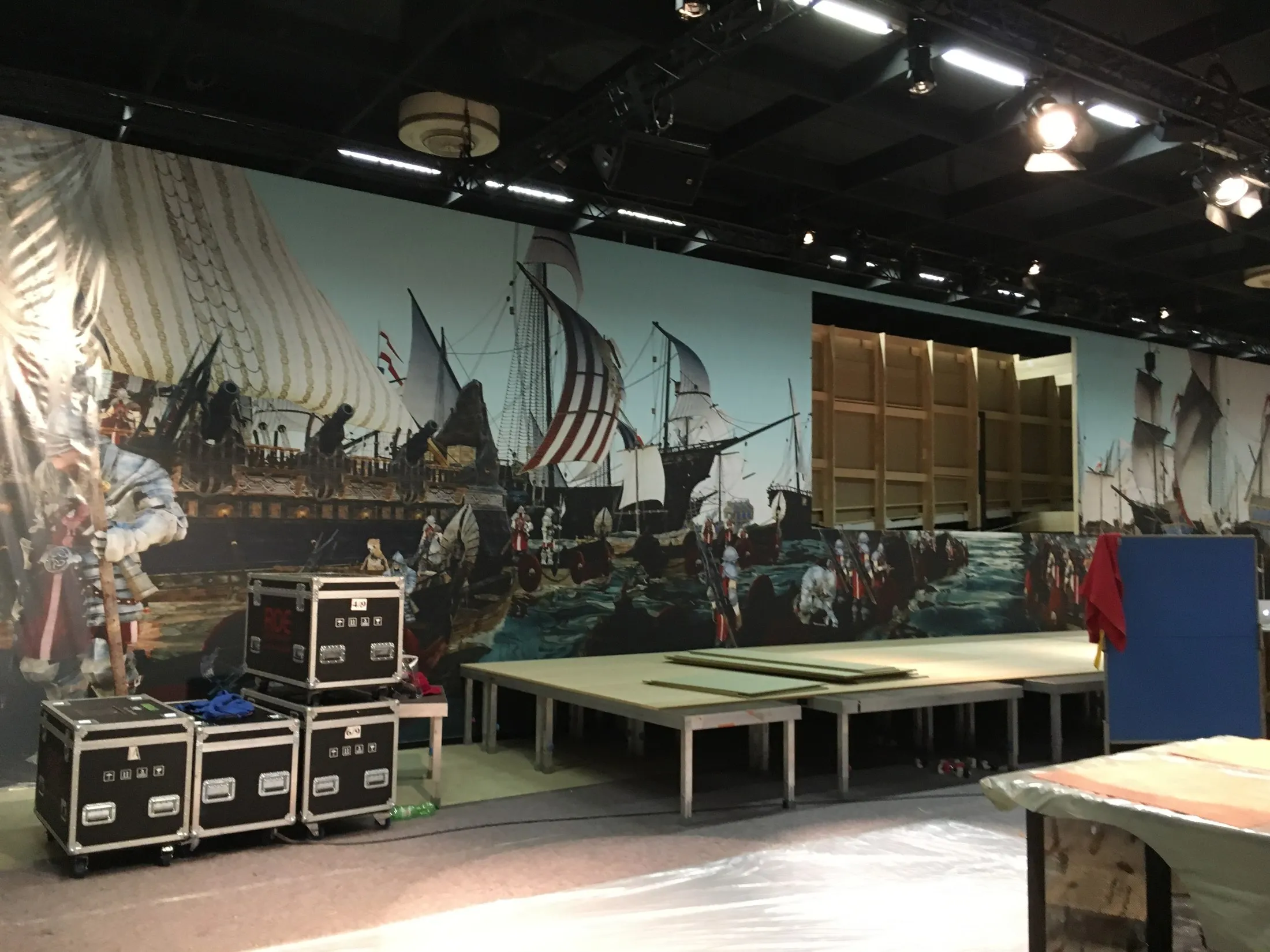 gamescom-Messestand: die Spielwelt dreidimensional nachgebaut mit riesigem Seeschlacht-Wandbild und begehbarem Schiff