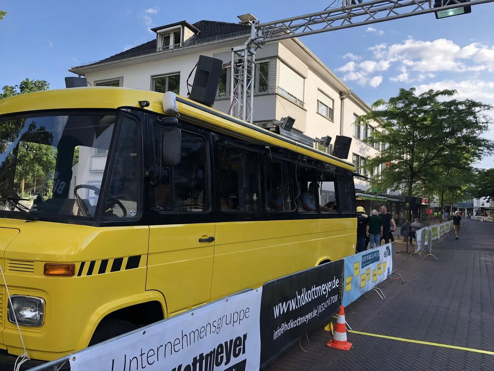 Regiewagen mit Dachbeschallung an der Strecke