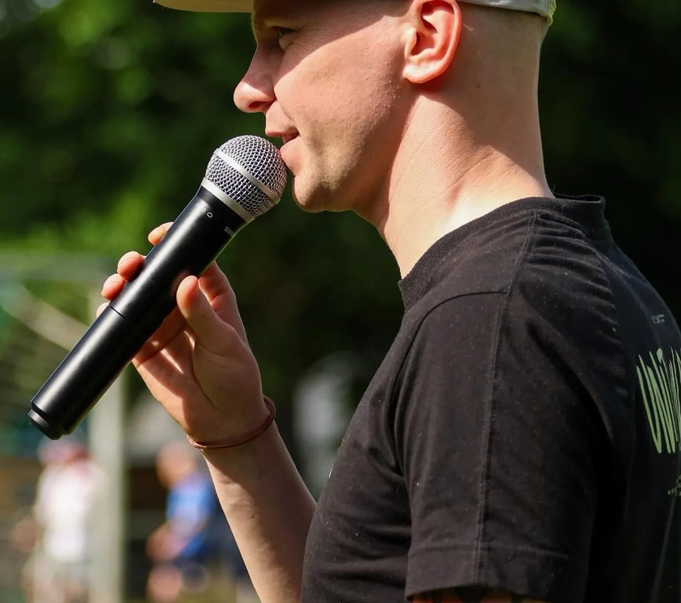 Funkmikrofon in den Händen eines Moderators
