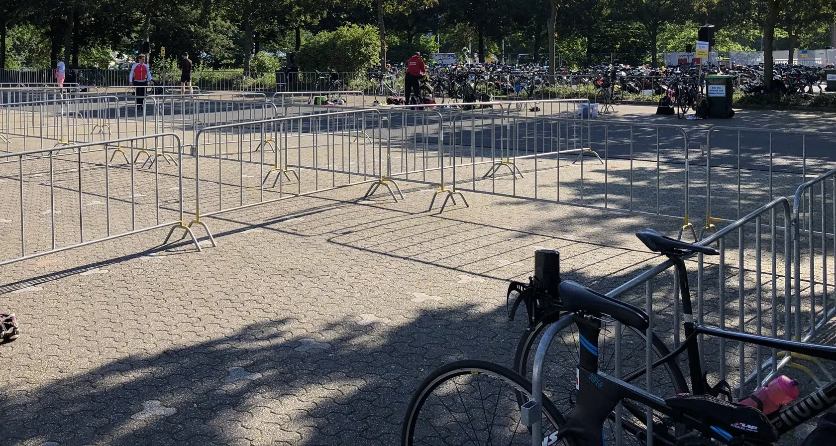 Absperrgitter im Zielbereich