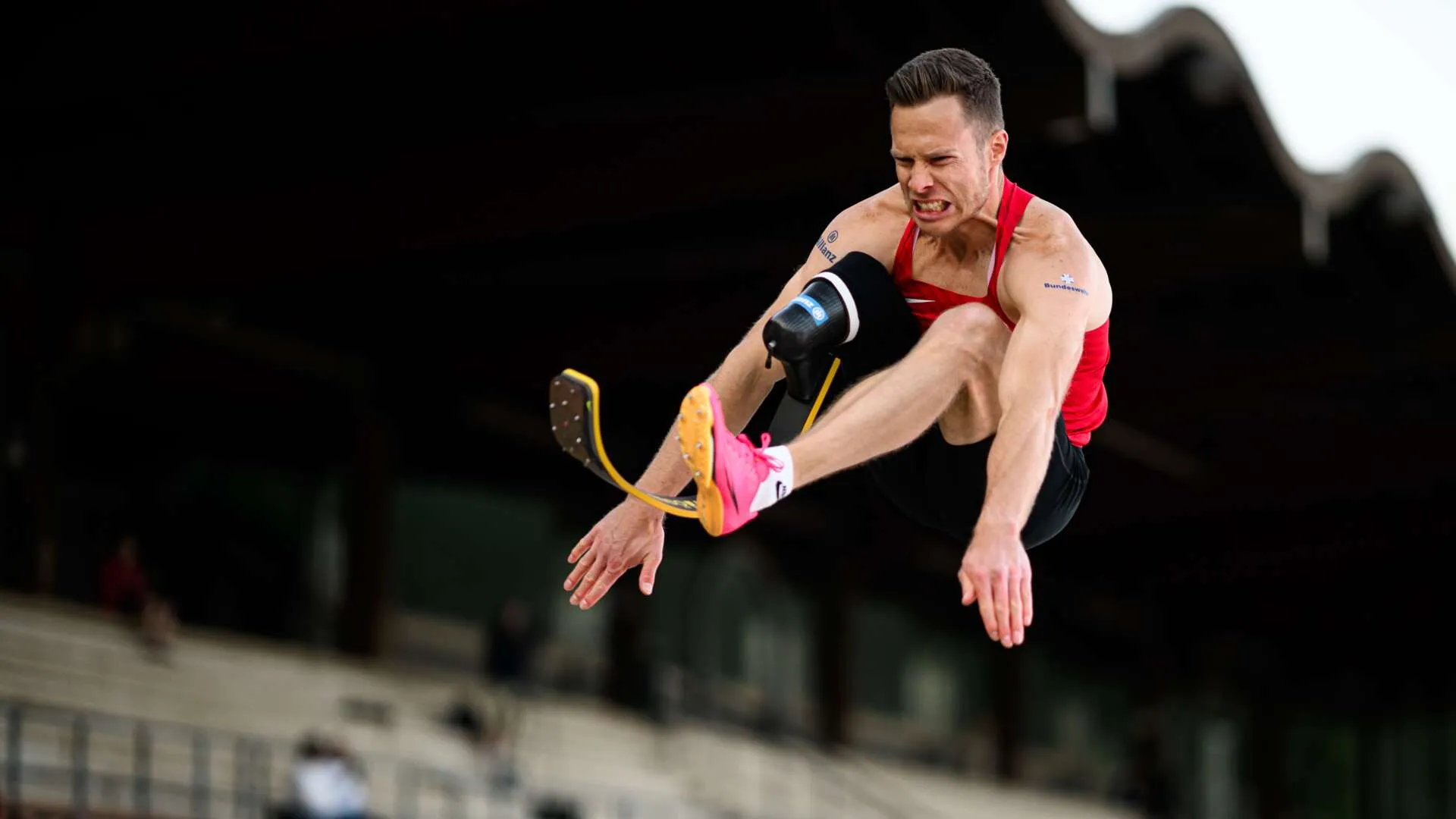 Weitsprung mit Sportprothese beim Para-Leichtathletik Heimspiel im Stadion