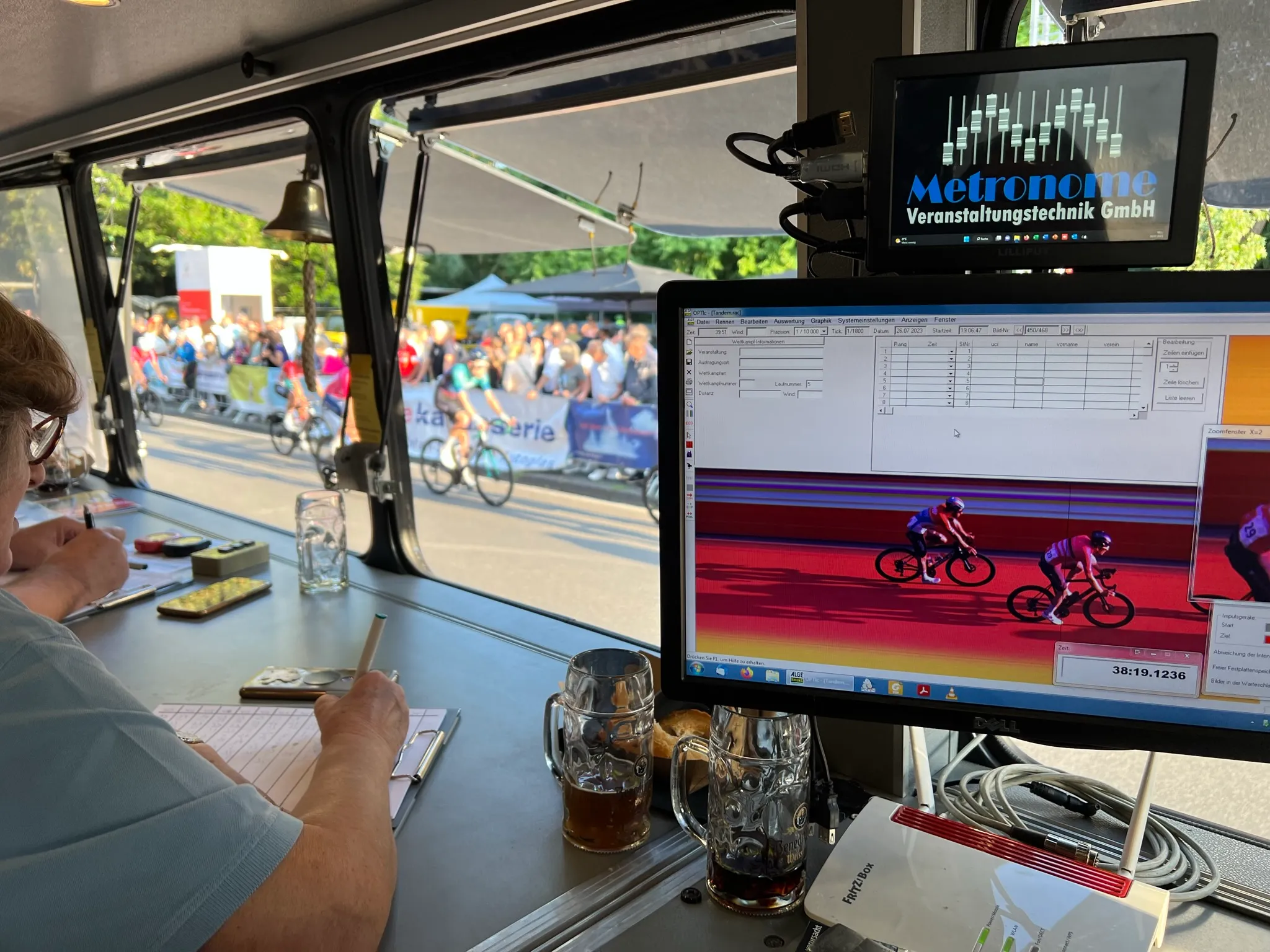 Monitor im Regiewagen zeigt das Highspeed-Standbild vom Zielstrich eines Rennens