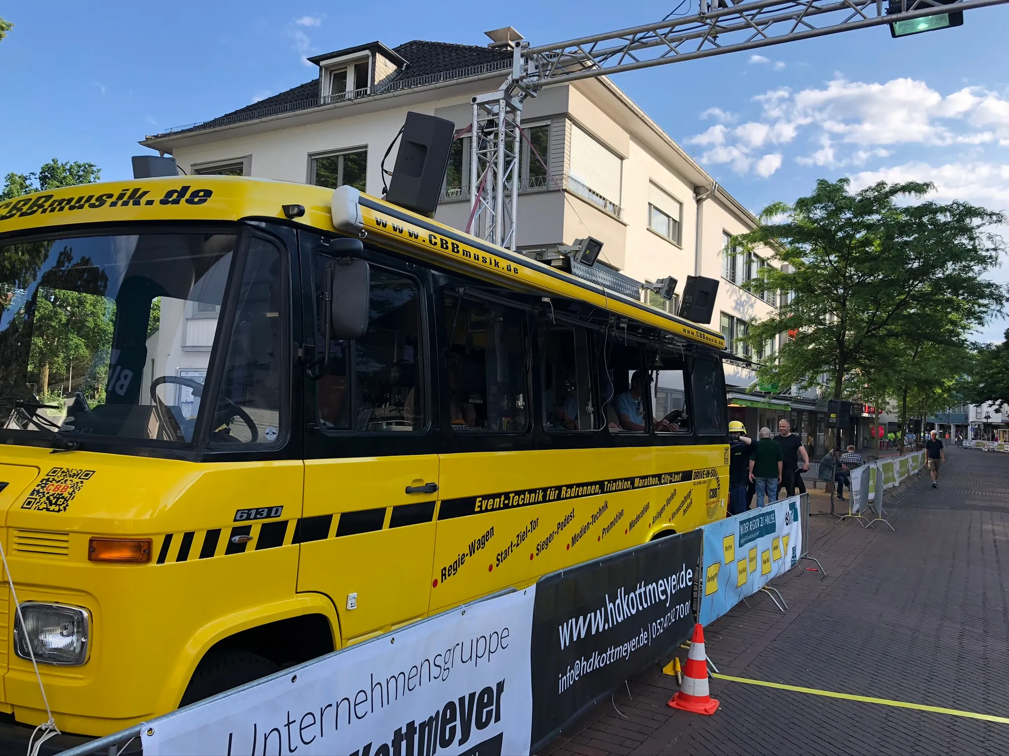 Der Regiewagen an der Strecke eines Radrennens