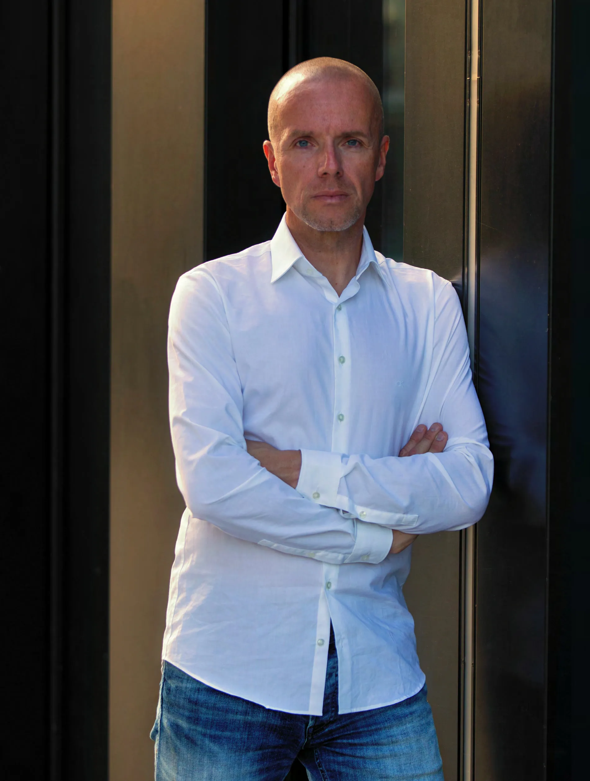 Sportmoderator Andreas Menz, Porträt in weißem Hemd
