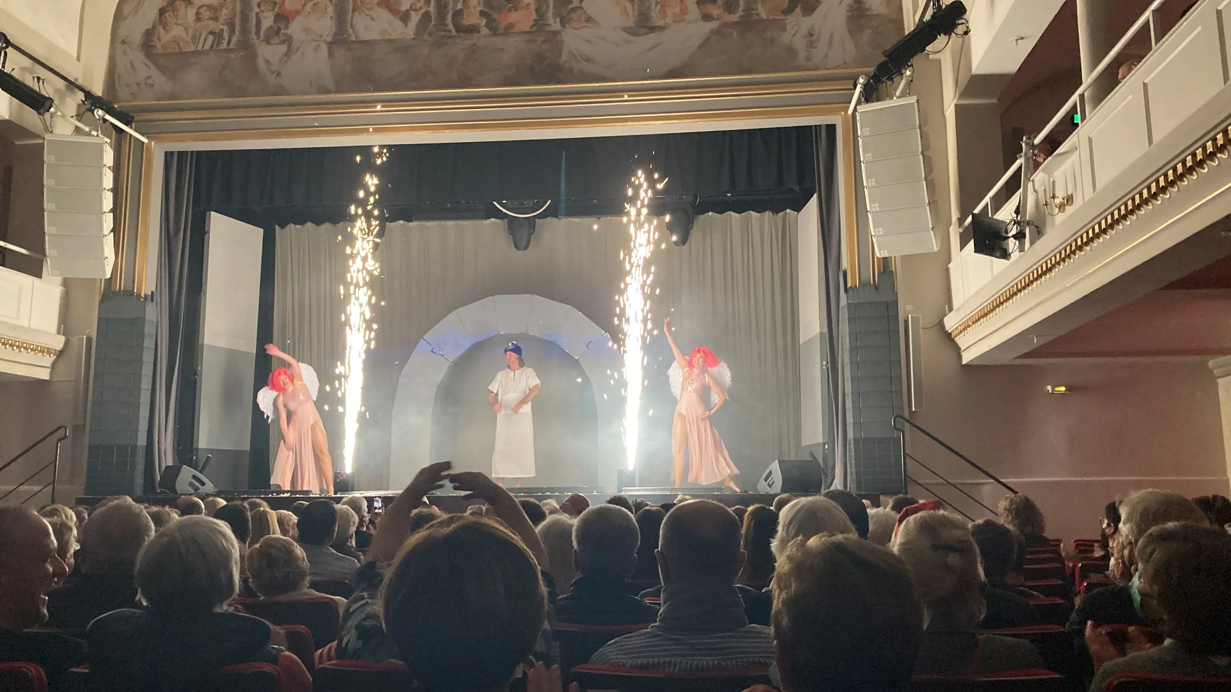 Historischer Theatersaal mit Bühnenfeuerwerk während einer Vorstellung, Line-Array-Beschallung von Metronome