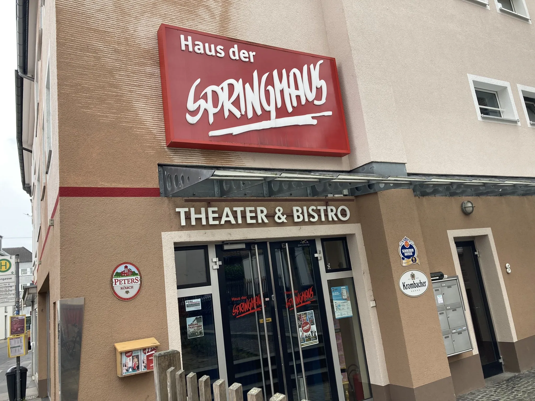 Bühne mit Beleuchtung und Beschallung im Theater