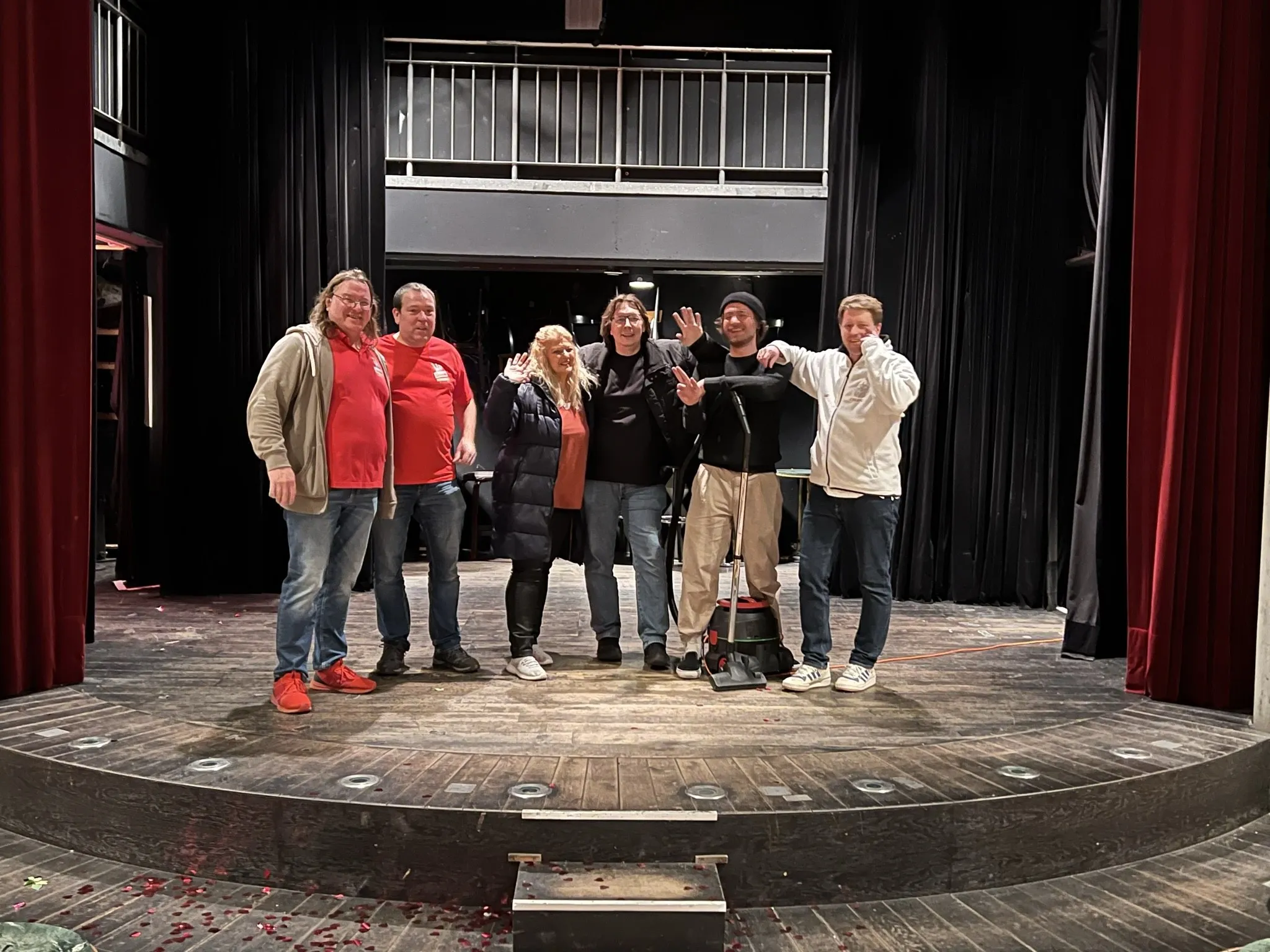 Aufführung mit Lichteffekten auf der Theaterbühne
